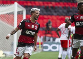 Flamengo vence Inter de virada e assume a liderança do Brasileiro