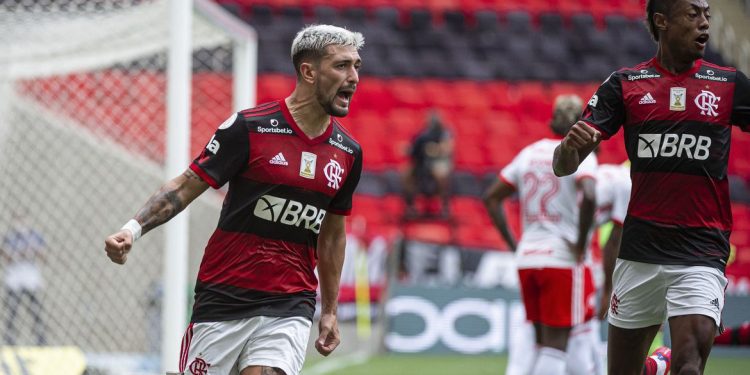 Flamengo vence Inter de virada e assume a liderança do Brasileiro