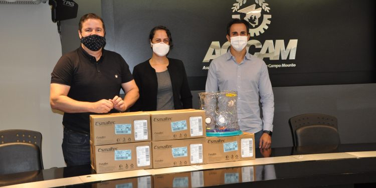 Acicam doou cinco capacetes respiratórios a Santa Casa