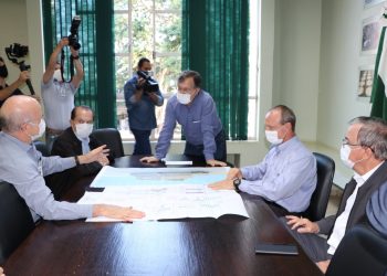 Diretoria da Coamo apresenta projeto de fábrica de ração e pede apoio do Município