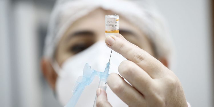 Perguntas e respostas sobre a vacinação de gestantes e pessoas com comorbidades