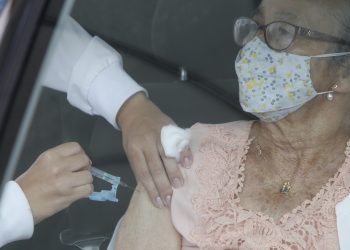 Estudo aponta queda de óbitos entre idosos e de surtos em instituições em função da vacinação