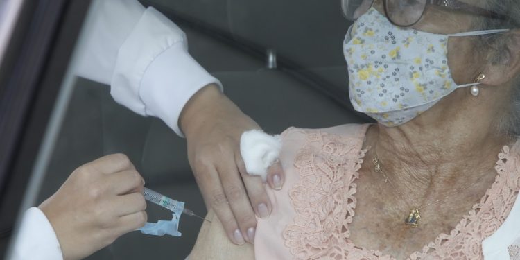 Estudo aponta queda de óbitos entre idosos e de surtos em instituições em função da vacinação