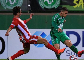 Denúncia de escalação irregular suspende duelo pelas semifinais em SC