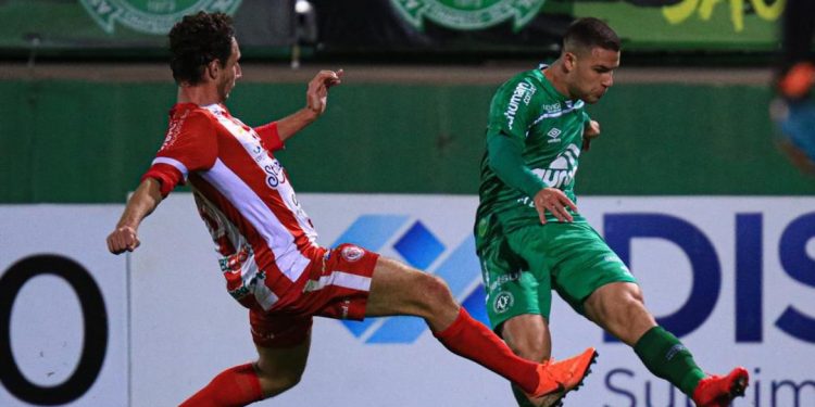 Denúncia de escalação irregular suspende duelo pelas semifinais em SC