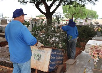 Força tarefa executa serviços de limpeza e manutenção do Cemitério