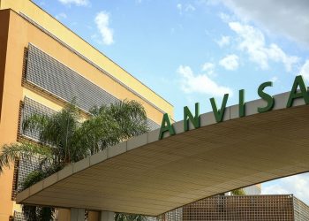 Anvisa autoriza uso emergencial de coquetel contra a Covid-19