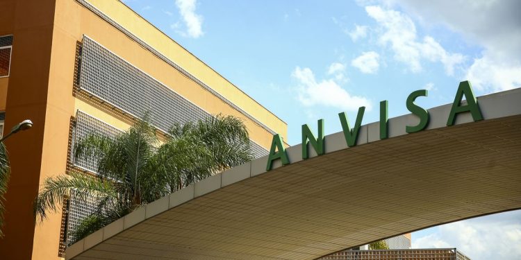 Anvisa autoriza uso emergencial de coquetel contra a Covid-19
