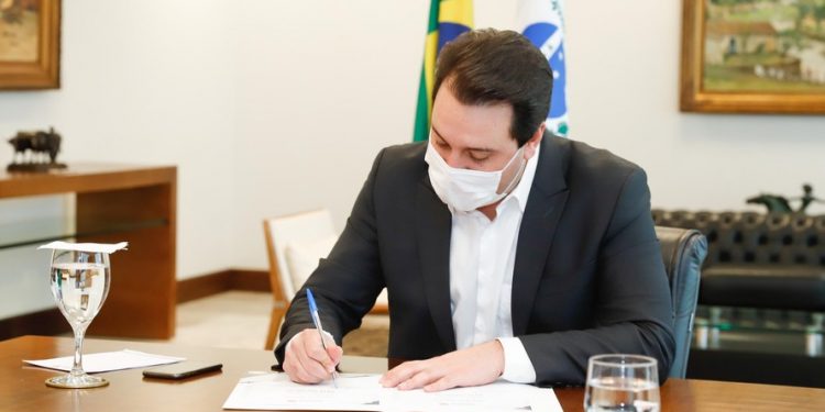 Governo antecipa toque de recolher e restringe funcionamento do comércio aos domingos