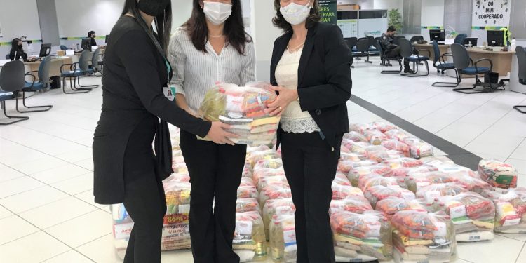 SICOOB Campo Mourão doa alimentos para a Secretaria de Assistência Social