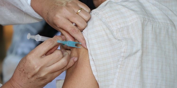 Vacinação contra Covid prossegue para pessoas com comorbidades