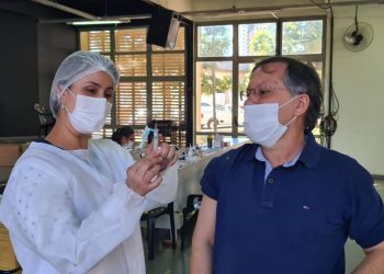 Prefeito Tauillo recebe 1ª dose da vacina contra Covid-19