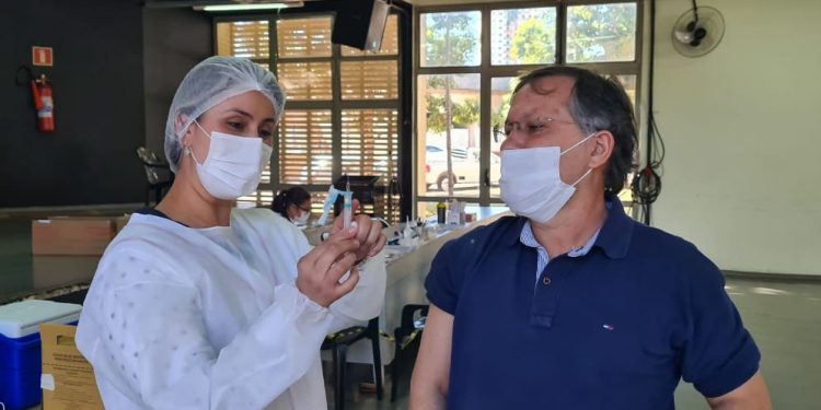Prefeito Tauillo recebe 1ª dose da vacina contra Covid-19