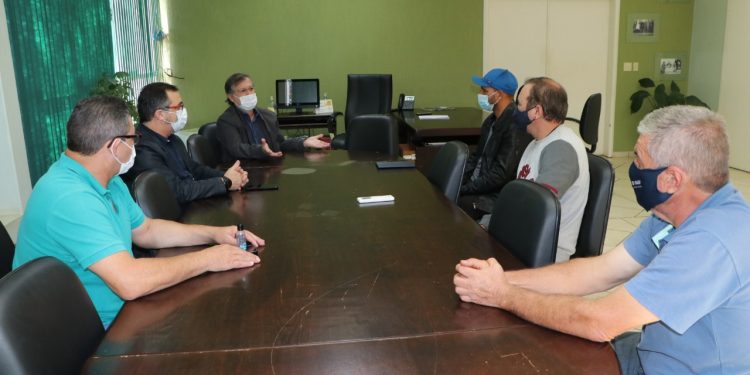 Representantes de cooperativa da agricultura familiar pedem apoio ao Município