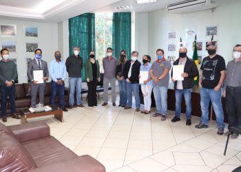 Três empresas beneficiadas por Lei do Pró-Campo recebem documentação definitiva