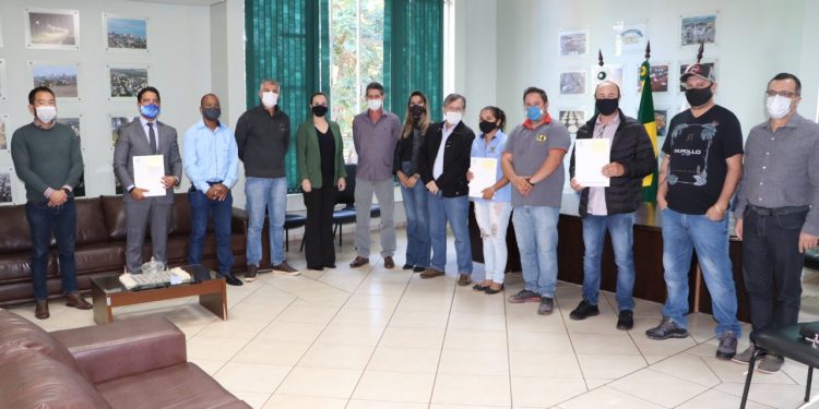 Três empresas beneficiadas por Lei do Pró-Campo recebem documentação definitiva