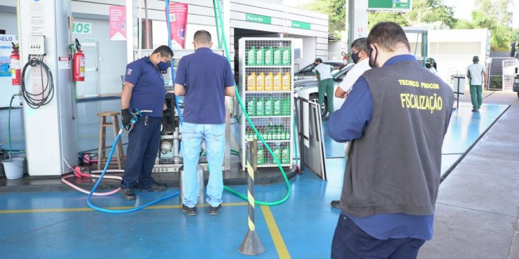 PROCON-CM e IPEM encontram irregularidades em Postos de Combustíveis