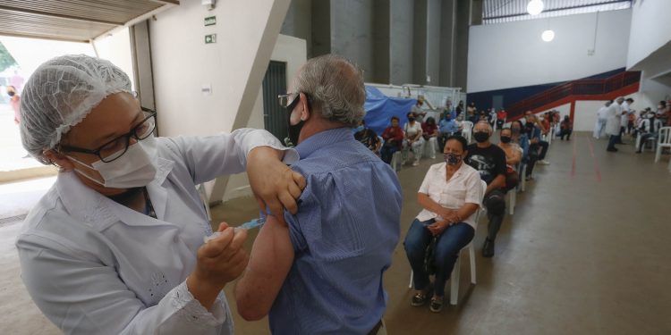 No Paraná 89% da população idosa já tomou a primeira dose da vacina contra a Covid-19