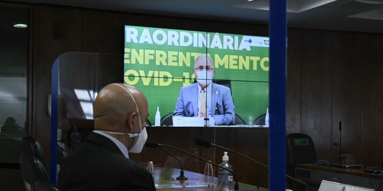 Avião com 1,5 milhão de doses da Janssen chega amanhã, diz ministro