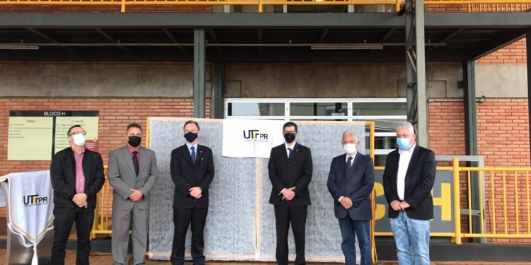 Douglas Fabrício e Rubens Bueno prestigiam posse de diretor da UTFPR