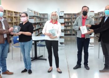 Escritores doam livros para Biblioteca Pública Municipal
