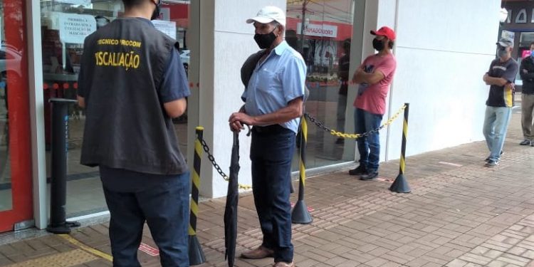 PROCON Campo Mourão fiscaliza filas de bancos e lotéricas e alerta para multas nos próximos dias