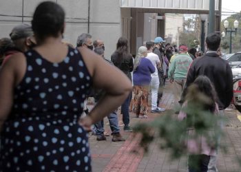 Representantes de instituições financeiras sugerem vacinação em massa e cartilha para diminuir filas em bancos