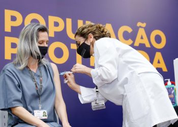 Quatro milhões de paranaenses já receberam a primeira dose contra a Covid-19