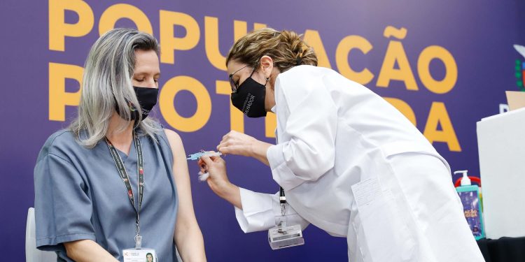 Quatro milhões de paranaenses já receberam a primeira dose contra a Covid-19