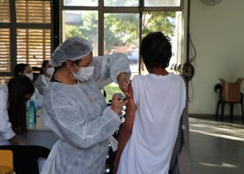 Vacinação contra a COVID-19 na noite desta sexta-feira em Campo Mourão