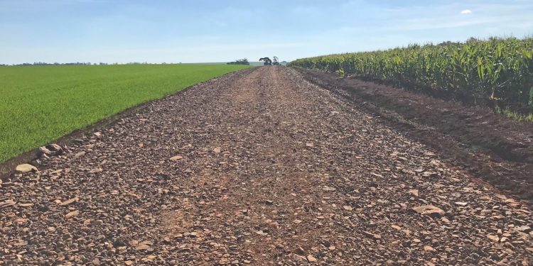 Estradas Rurais recebem melhorias nas Barras e no Piquirivaí
