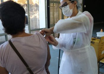 Vacinação em três turnos nesta sexta chegará à faixa etária de 49 anos