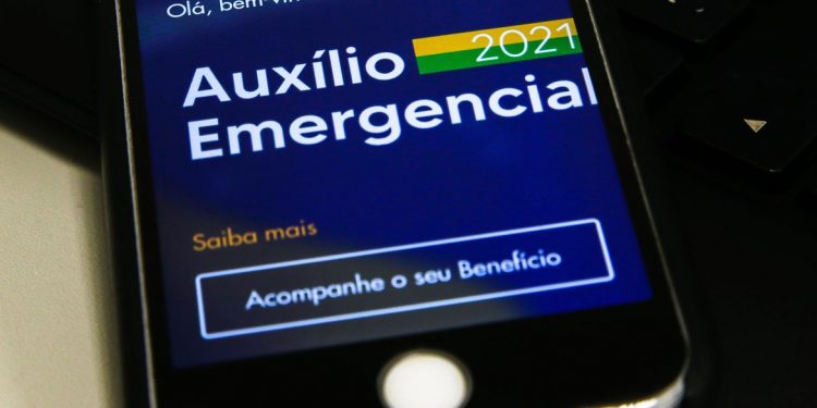 Caixa paga 3ª parcela do auxílio para nascidos em fevereiro e março