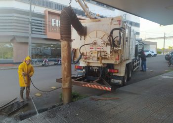 Desentupimento de bueiros é retomado na área central
