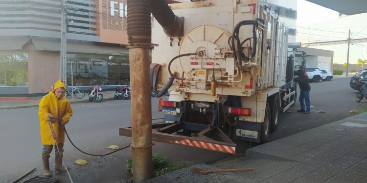 Desentupimento de bueiros é retomado na área central