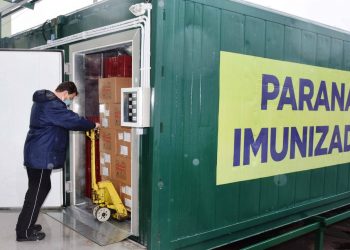 451,7 mil vacinas chegam ao Paraná; Cemepar separa as doses para os municípios