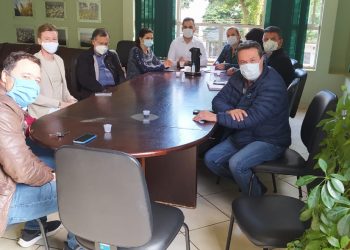 Prefeito, secretário estadual e representantes da Saúde discutem estratégias para enfrentar colapso