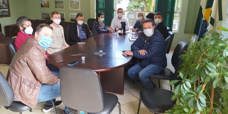 Prefeito, secretário estadual e representantes da Saúde discutem estratégias para enfrentar colapso