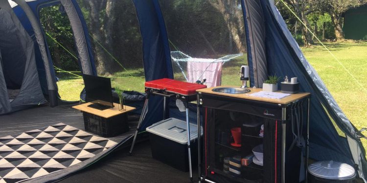 Cozinha compacta para acampamento vira negócio de família