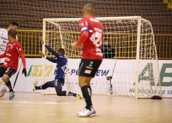 Derrota na arena: Campo Mourão Futsal para na defesa dos catarinenses
