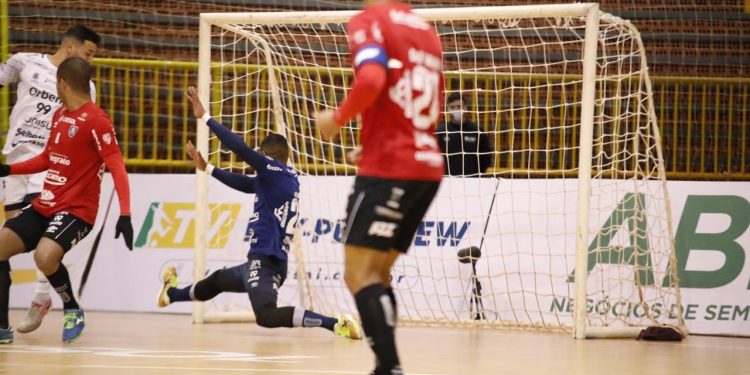 Derrota na arena: Campo Mourão Futsal para na defesa dos catarinenses