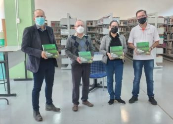 Biblioteca municipal recebe livros sobre a história do Clube 10
