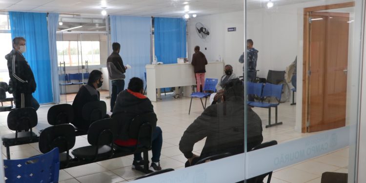 Números da Covid caem, mas Saúde alerta que a pandemia não acabou