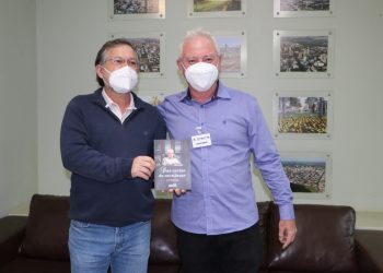 Prefeito ganha livros sobre a história do Clube 10 e autobiografia de ex-vereador