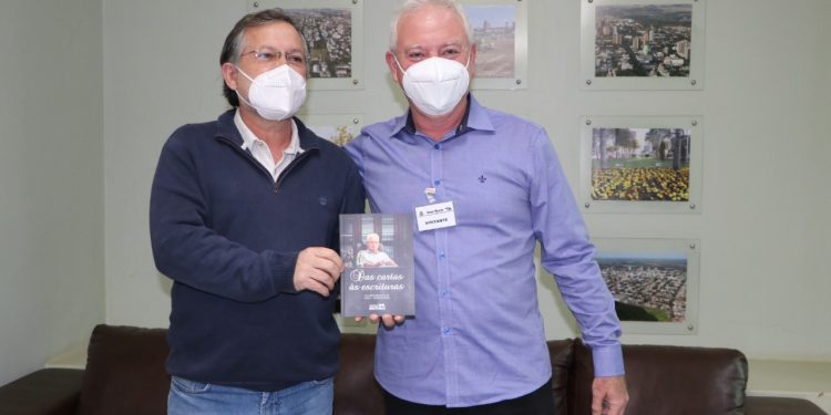 Prefeito ganha livros sobre a história do Clube 10 e autobiografia de ex-vereador