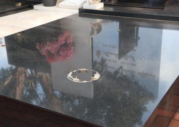 Túmulos do Cemitério são alvo de furtos de vasos de bronze