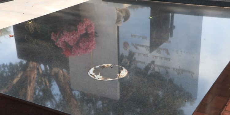 Túmulos do Cemitério são alvo de furtos de vasos de bronze