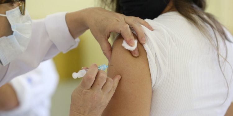 Paraná ultrapassa marca de 1,5 milhão de pessoas completamente imunizadas contra a Covid-19