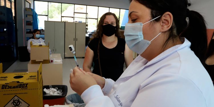 Seis meses após iniciar a vacinação, Paraná chega a 6,9 milhões de doses aplicadas