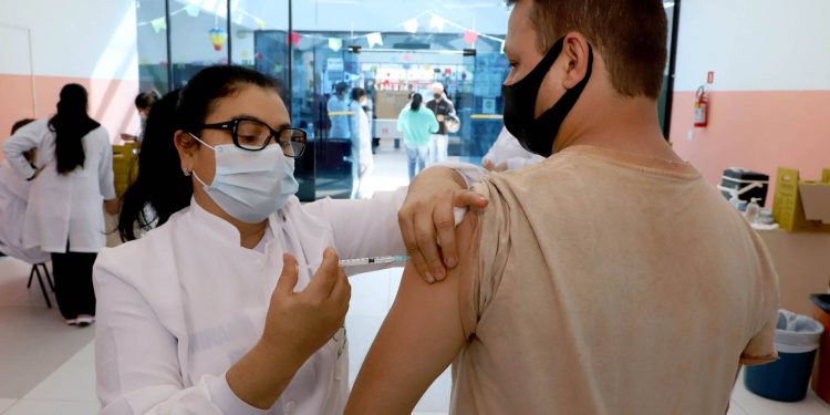 Paraná é o 3º estado que mais aplicou vacinas contra a Covid-19 na população em geral